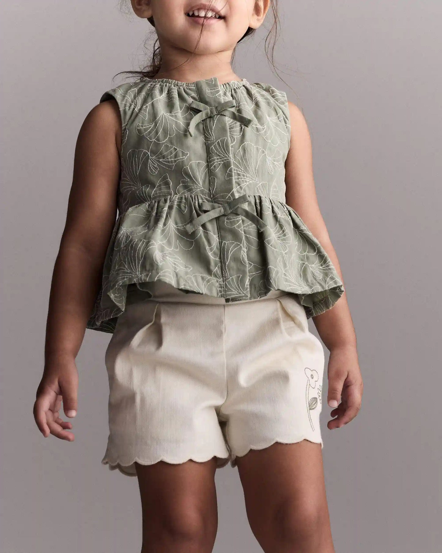 Toddler Girl Floral Scalloped Shorts - Cream